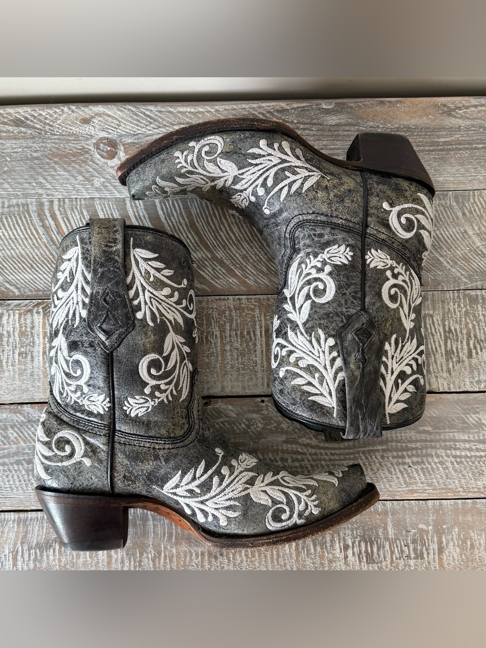 Corral Grey Floral Embroidered Distressed/Crackle Snip Toe Cowboy Boot(Size:6M)